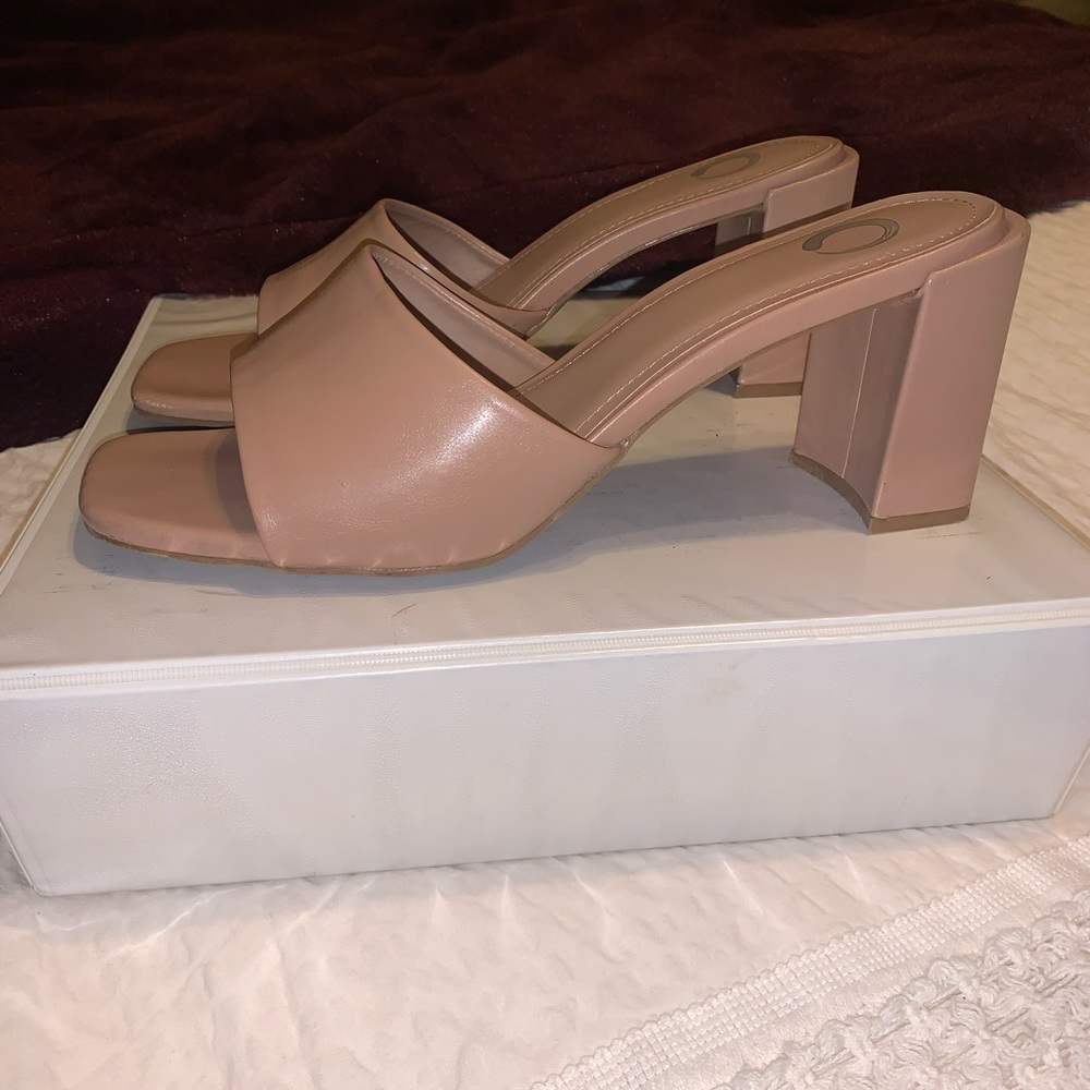 Perfect simple nude block heel!